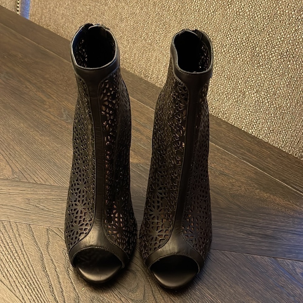 Badgley Mischka Black Laser Cut Booties Size 9 5 - Picture 4 of 10